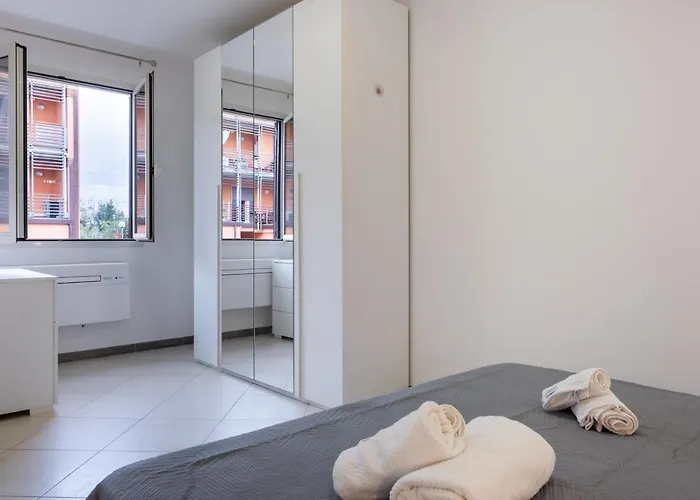 Apartment Guesthost - Modern Santo Stefano di Magra
