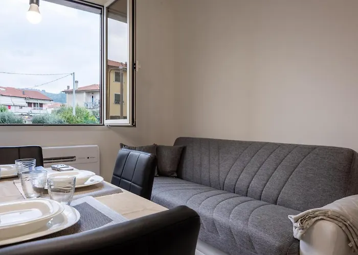 Apartment Guesthost - Modern Santo Stefano di Magra